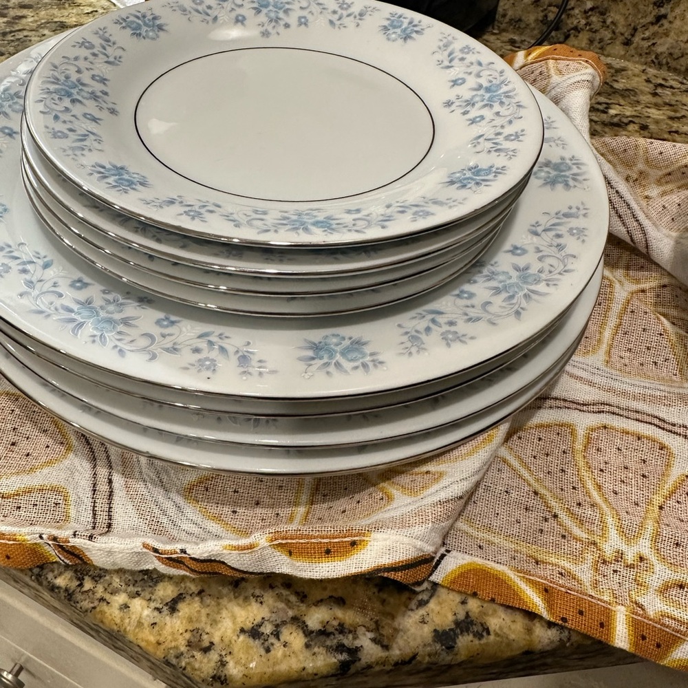 China Pearl Fine China Dinnerware Set